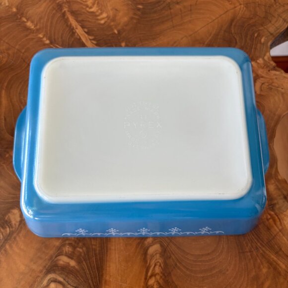 RARE VTG Pyrex Snowflake Blue Snowflake Garland Refrigerator Dish 1 1/2 QT MCM - Picture 11 of 11